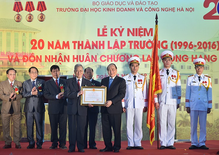 Hanoi University of Business and Technology marks 20th anniversary - ảnh 1